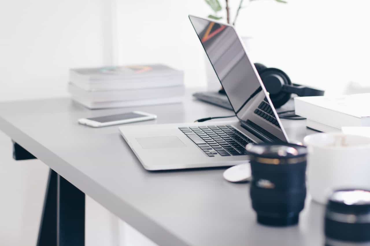 ordinateur et smartphone ordinateur ouvert avec téléphone sur un bureau