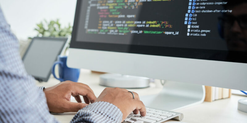 Coding man Un développeur en train de programmer